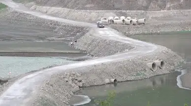 Tokat'ta baraj yatağı içinde bulunan yol suların çekilmesiyle kullanılabiliyor