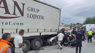 Samsun'da çekiciye bağlı römorka çarpan otomobildeki 2 kişi öldü, 2 kişi yaralandı