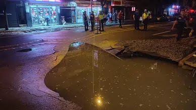 Düzce'de içme suyu hattı borusunun patladığı cadde trafiğe kapatıldı