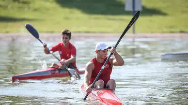 Kano sporcusu nilüferler arasında kano yaparak ilçesini tanıtmak istiyor