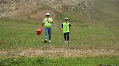 Yaylada çöpleri toplayan iki kardeş "çevre müfettişi" oldu