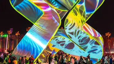 Trendyol Sanat Güvenç Özel'in "Neuroflux" enstalasyonunu İstanbul'da sergiledi