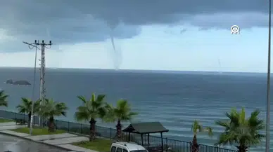 Giresun ve Trabzon açıklarında denizde oluşan hortum kameraya yansıdı