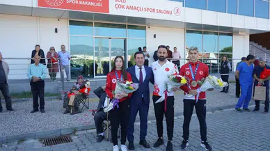 Genç muaythai dünya şampiyonları Bağcı ve Öncel, Bolu'da coşkuyla karşılandı