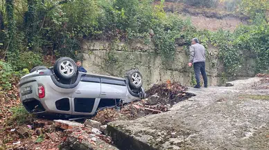 Sinop'ta istinat duvarına çarpan otomobilin sürücüsü yaralandı
