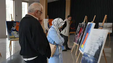 Sergisini Gazze'ye ithaf eden ressamdan Küresel Sumud Filosu'na mavi kurdeleli destek