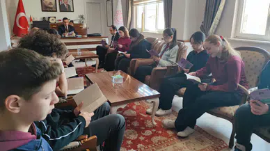 Tokur, Öğrencilerle Makamında Kitap Okudu