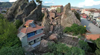 Kayalıklardan Kopan Parçalar Bir İş Yeri Ve 2 Eve Zarar Verdi
