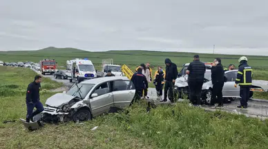 İki Otomobil Çarpıştı: 6 Yaralı