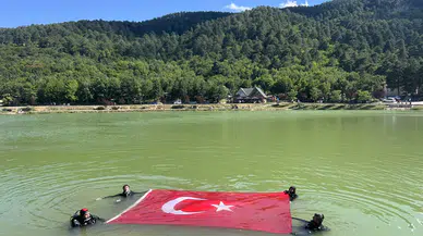 15 Temmuz'a Türk Bayrağı Açarak Dikkat Çektiler