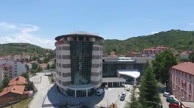 İskilip’te Hastanenin Acil Servis Girişi Trafiğe Kapatılıyor
