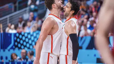 Tahtasız, Yarı Finale Yükselen 12 Dev Adam’ı Kutladı