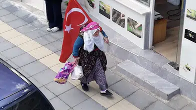Satı Teyzenin Bayrak Sevgisi Yürekleri Isıttı
