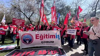 Okul Saldırılarına Bakanlık Önünde Tepki Gösterdiler