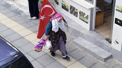75 Yaşındaki Satı Teyzenin Bayrak Sevgisi