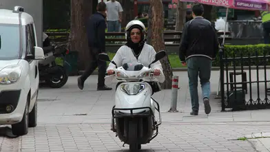 Evde Anne, Sokakta Motokurye