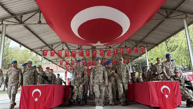 Eller Bayrakta Yürekler Gururla Çarptı