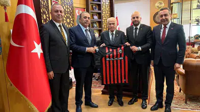 MHP Lideri Bahçeli’ye Çorum FK Forması Hediye Edildi