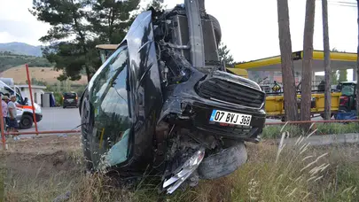 Hafif Ticari Araçla Traktör Çarpıştı