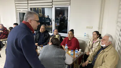 Ahlatcı, Depremzede Çocukları Sevindirdi