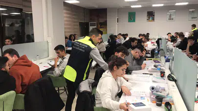 Belediyeden Kütüphanedeki Gençlere İkram