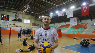 Depremzede Voleybolcu, Yeni Kulübüyle Çorum’da Mücadele Ediyor