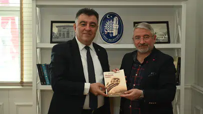 Gökgöz, Aşgın’a Kitap Hediye Etti