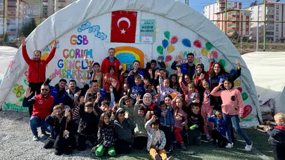 Gönüllüler, Depremzede Çocukların Yüzlerini Güldürüyor