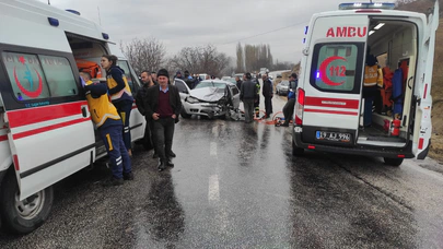 Otomobil Kaza Yaptı, Araçta Sıkıştılar