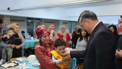 Depremzede Çocuklarla Yakından İlgilendi