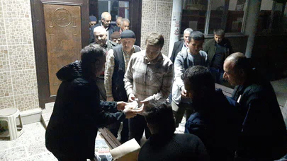 Dodurga'da Vatandaşlara Dodurga Bey Helvası Dağıtıldı