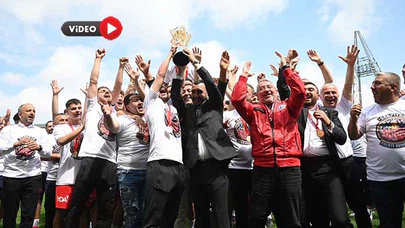 Şampiyon Kupasını Kaldırdı