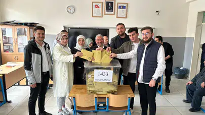 Başkan Aşgın, Eşi ve Çocuklarıyla Oy Kullandı