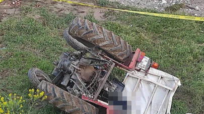 Devrilen Traktörün Altında Kaldı