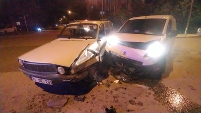 Hafif Ticari Araç ve Otomobil Çarpıştı: Bir Yaralı
