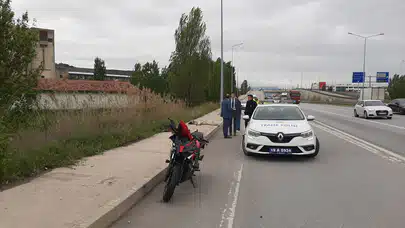 Motosikletin Çarptığı Köpek Öldü, Sürücü Yaralandı
