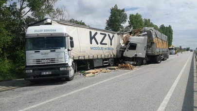 Park Halindeki TIR’a Başka TIR Çarptı