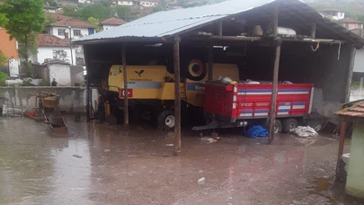 Sağanak Yağış Hayatı Felç Etti
