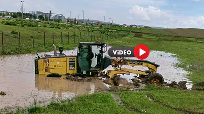 Sele Müdahale Eden İş Makinesi Toprağa Saplandı
