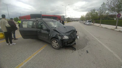 Terminal Kavşağında İki Otomobil Çarpıştı