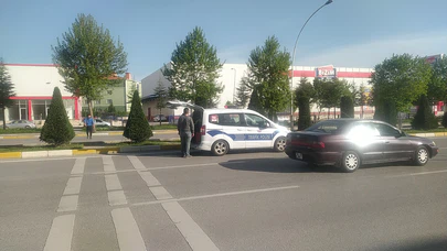Yolun Karşısına Geçmeye Çalışan Kadına Araba Çarptı