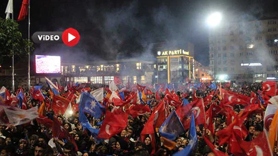 On Binler Sokağa Döküldü