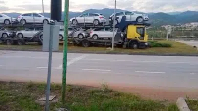 Araç Yüklü Tır, Orta Refüje Çıktı
