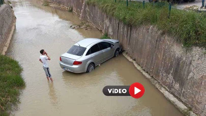 Bariyerleri Aşan Otomobil Dereye Uçtu