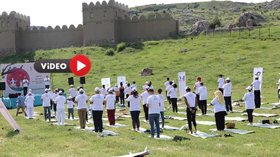 Hitit Surları Önünde Yoga