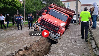 Freni Boşalan Kamyon Altyapı İçin Kazılan Çukura Düştü