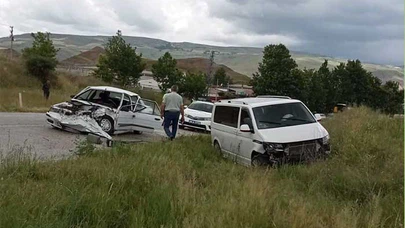 Otomobil ve Minibüs Çarpıştı: Üç Yaralı