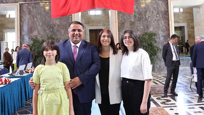 Rozetini Kızları Taktı