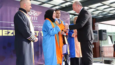 Şahiner’den Başarılı Öğrencilere Ödül