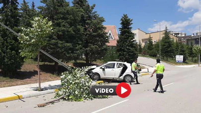Ağaçlara ve Aydınlatma Direğine Çarpan Araçtaki İki Kişi Yaralandı